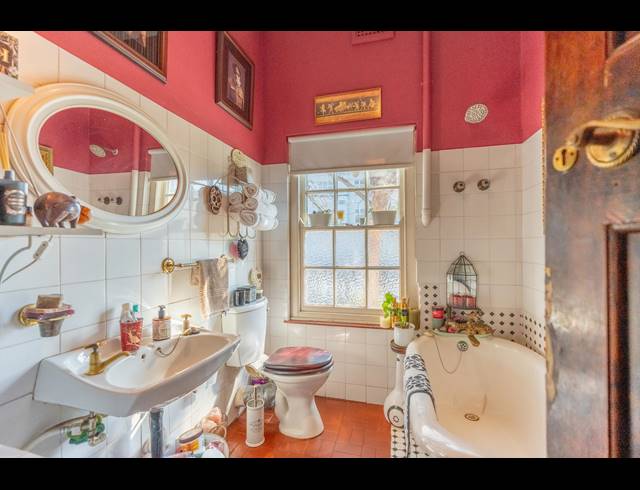 2 BEDROOM APARTMENT FOR SALE IN ESSENWOOD